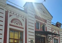 У павлоградському театрі імені Бориса Захави встановили пандуси та таблички для людей з порушенням зору