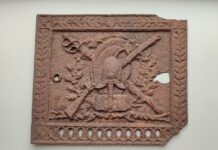 Пічні дверцята з історією: до музею передали артефакт початку ХХ століття