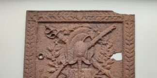 Пічні дверцята з історією: до музею передали артефакт початку ХХ століття