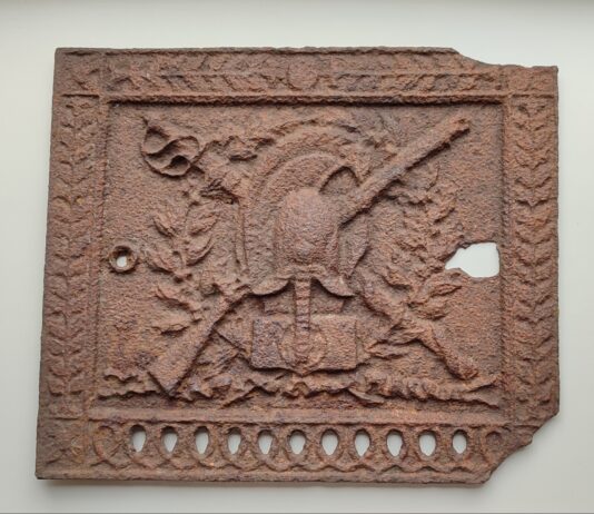 Пічні дверцята з історією: до музею передали артефакт початку ХХ століття