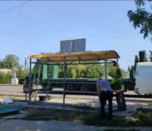 У Павлограді вандали пошкодили зупинку громадського транспорту