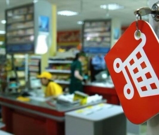 У Павлограді жінка поцупила гроші та речі з камери схову в магазині