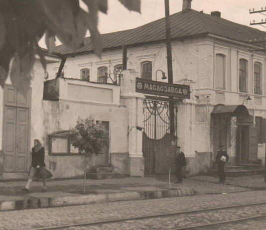 У Павлоградському історико-краєзнавчому музеї показали рарітетні фото місцевого олійного заводу