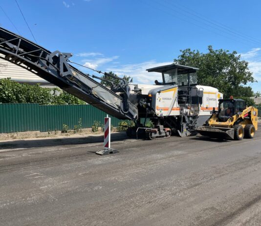 На Дніпропетровщині триває ремонт прифронтових доріг