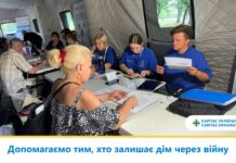 Як у транзитному пункті Павлограда благодійники допомагають евакуйованим