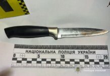 Напав з ножем: у Павлограді поліцейські затримали підозрюваного