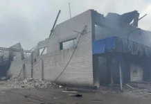 Ворог воює із сухариками: у Павлограді ворожий безпілотник влучив у склад із снеками