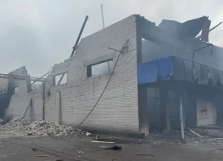 Ворог воює із сухариками: у Павлограді ворожий безпілотник влучив у склад із снеками