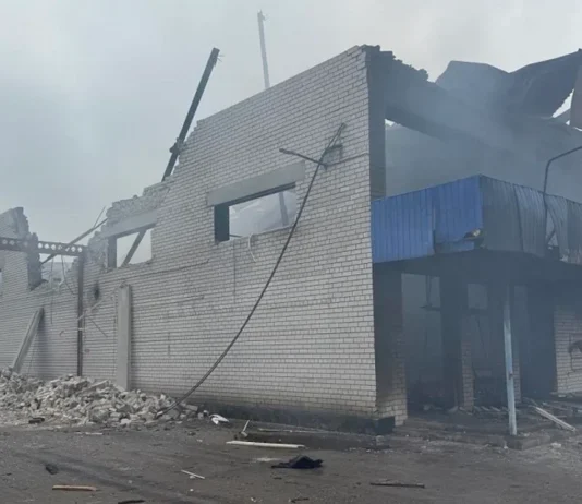 Ворог воює із сухариками: у Павлограді ворожий безпілотник влучив у склад із снеками