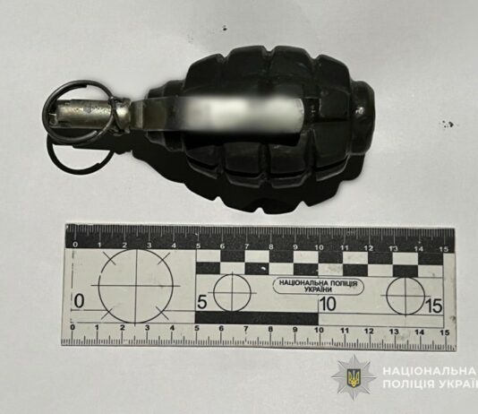 У Павлограді чоловік напідпитку погрожував гранатою двом продавчиням