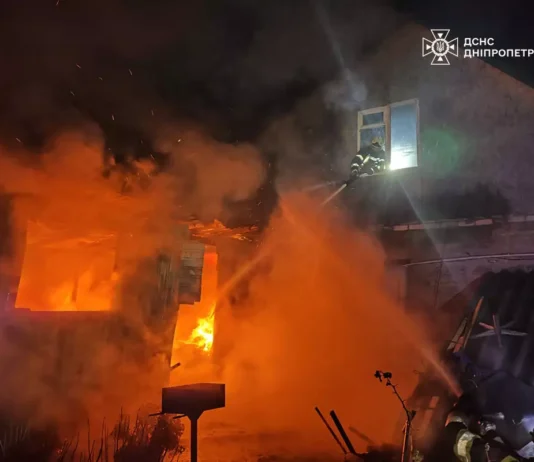 У Павлограді вогнеборці ліквідували пожежу у літній кухні