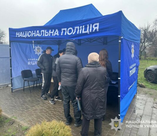 На місці атаки у Павлограді розгорнули мобільний пункт поліції