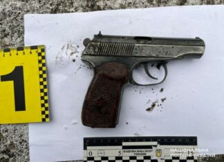 У Павлограді чоловік напідпитку погрожував перехожим зброєю