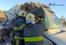 У Павлограді надзвичайники деблокували жінку з понівеченого внаслідок ДТП автомобіля