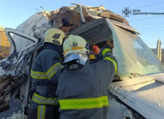 У Павлограді надзвичайники деблокували жінку з понівеченого внаслідок ДТП автомобіля