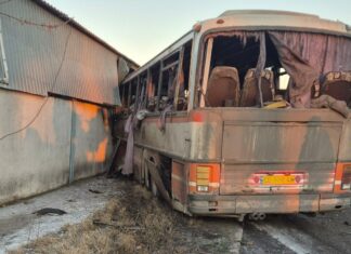 Ворог вдарив безпілотником по автобусу в Тернівці: є загиблі та поранені