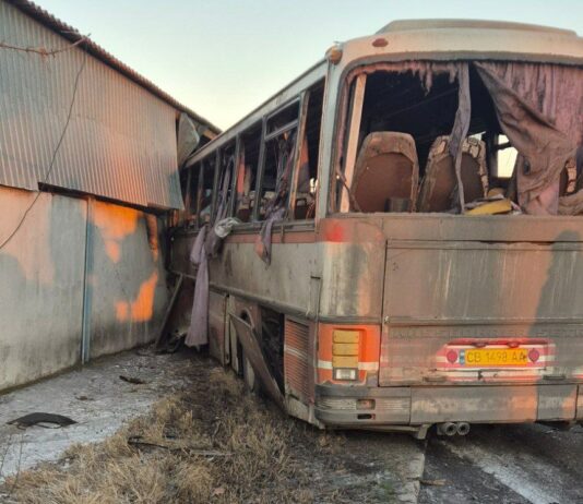 Ворог вдарив безпілотником по автобусу в Тернівці: є загиблі та поранені