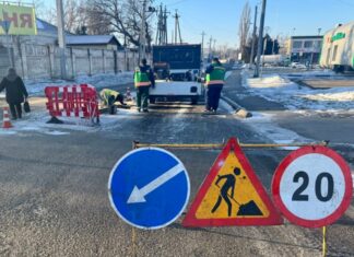 У Павлограді комунальники ліквідували аварійну ситуацію на проїжджій частині