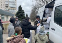 У Павлограді благодійники видали переселенцям набори першої необхідності