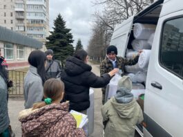 У Павлограді благодійники видали переселенцям набори першої необхідності