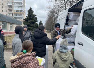 У Павлограді благодійники видали переселенцям набори першої необхідності