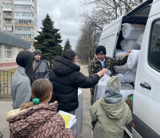У Павлограді благодійники видали переселенцям набори першої необхідності