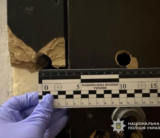 У Павлограді чоловік стріляв у під’їзді