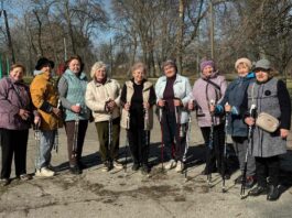 Павлоградці поважного віку активно розпочали сезон організованої скандинавської ходьби