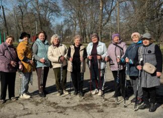 Павлоградці поважного віку активно розпочали сезон організованої скандинавської ходьби