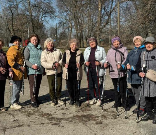 Павлоградці поважного віку активно розпочали сезон організованої скандинавської ходьби