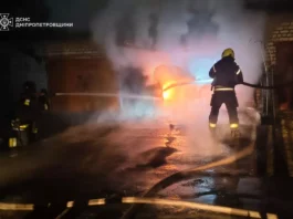У Павлограді горів гараж із автомобілем всередині