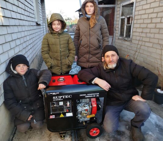 У Павлоградському районі прийомні родини та дитячий будинок сімейного типу отримали дизельні генератори