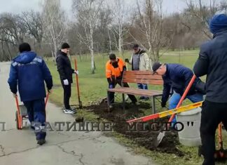 У Травневому парку відремонтували вбиральню та встановили нові лави та урни