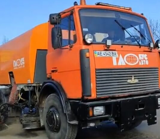 Пилу стане менше: на дорогах Павлограда працює спецмашина