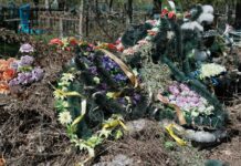 Павлоградців закликають не приносити штучні квіти на кладовища