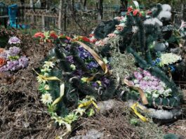 Павлоградців закликають не приносити штучні квіти на кладовища