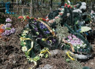 Павлоградців закликають не приносити штучні квіти на кладовища