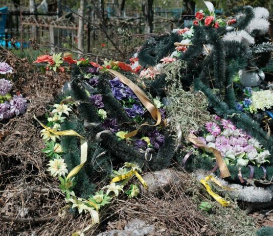 Павлоградців закликають не приносити штучні квіти на кладовища