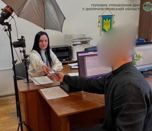 У Павлограді вручили паспорт громадянина України військовослужбовцю, який став на захист нашої держави, будучи громадянином іншої країни