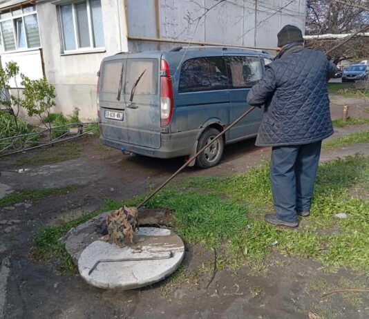 Ганчір’я, побутове сміття, жир: павлоградці продовжують засмічувати каналізацію
