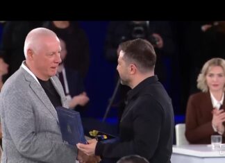 Володимир Зеленський вручив Павлограду відзнаку «Місто-герой України»