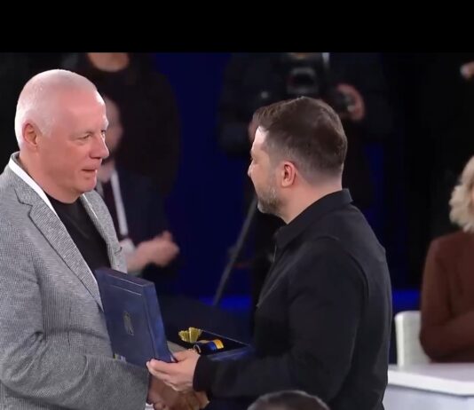 Володимир Зеленський вручив Павлограду відзнаку «Місто-герой України»