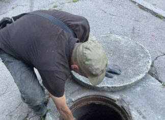У Павлограді комунальники встановлюють спеціальні пастки для сміття у системі каналізації