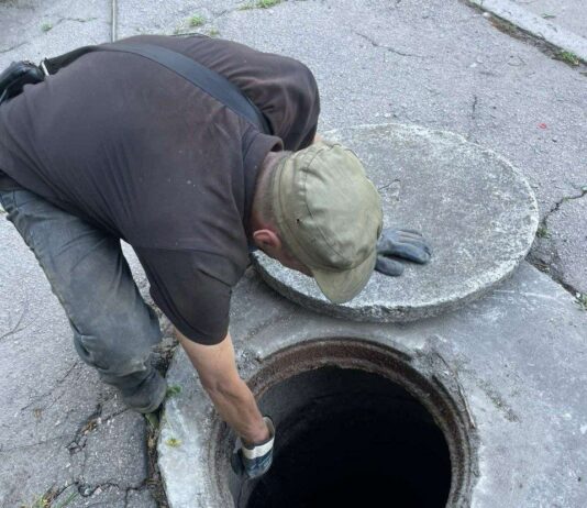 У Павлограді комунальники встановлюють спеціальні пастки для сміття у системі каналізації