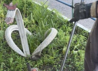 У Павлограді фахівці водоканалу продовжують встановлювати спеціальні пастки для сміття у системі каналізації