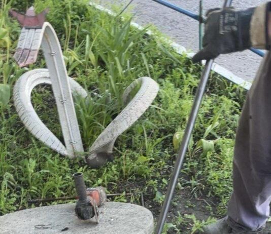 У Павлограді фахівці водоканалу продовжують встановлювати спеціальні пастки для сміття у системі каналізації