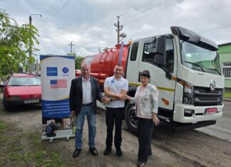 Шахтарському передали сучасну вакуумну очисну машину