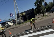 У Павлограді продовжують наносити дорожню розмітку та встановлювати додаткове освітлення на пішохідних переходах