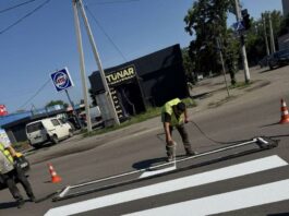 У Павлограді продовжують наносити дорожню розмітку та встановлювати додаткове освітлення на пішохідних переходах