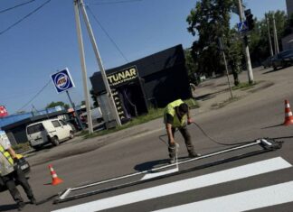У Павлограді продовжують наносити дорожню розмітку та встановлювати додаткове освітлення на пішохідних переходах